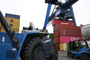 De Molen Banden in actie bij Inland Terminals Veghel